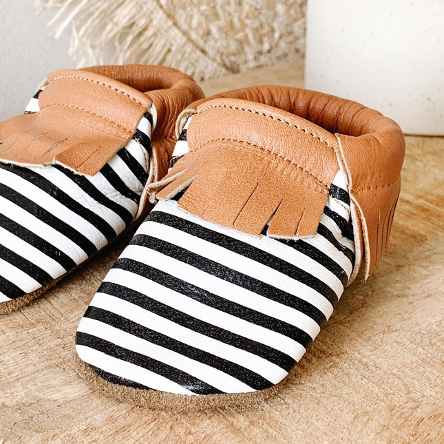 Buty dziecięce Baby Dutch w paski czarno-białe