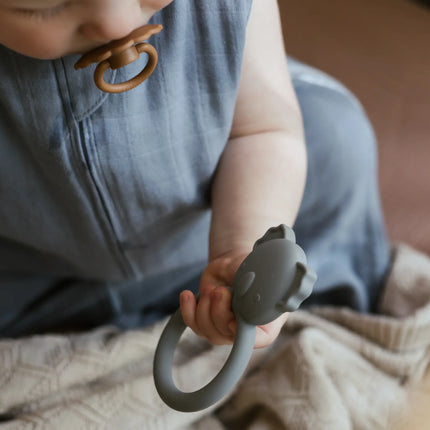 Mushie Pierścień na ząbkowanie Koala Grey